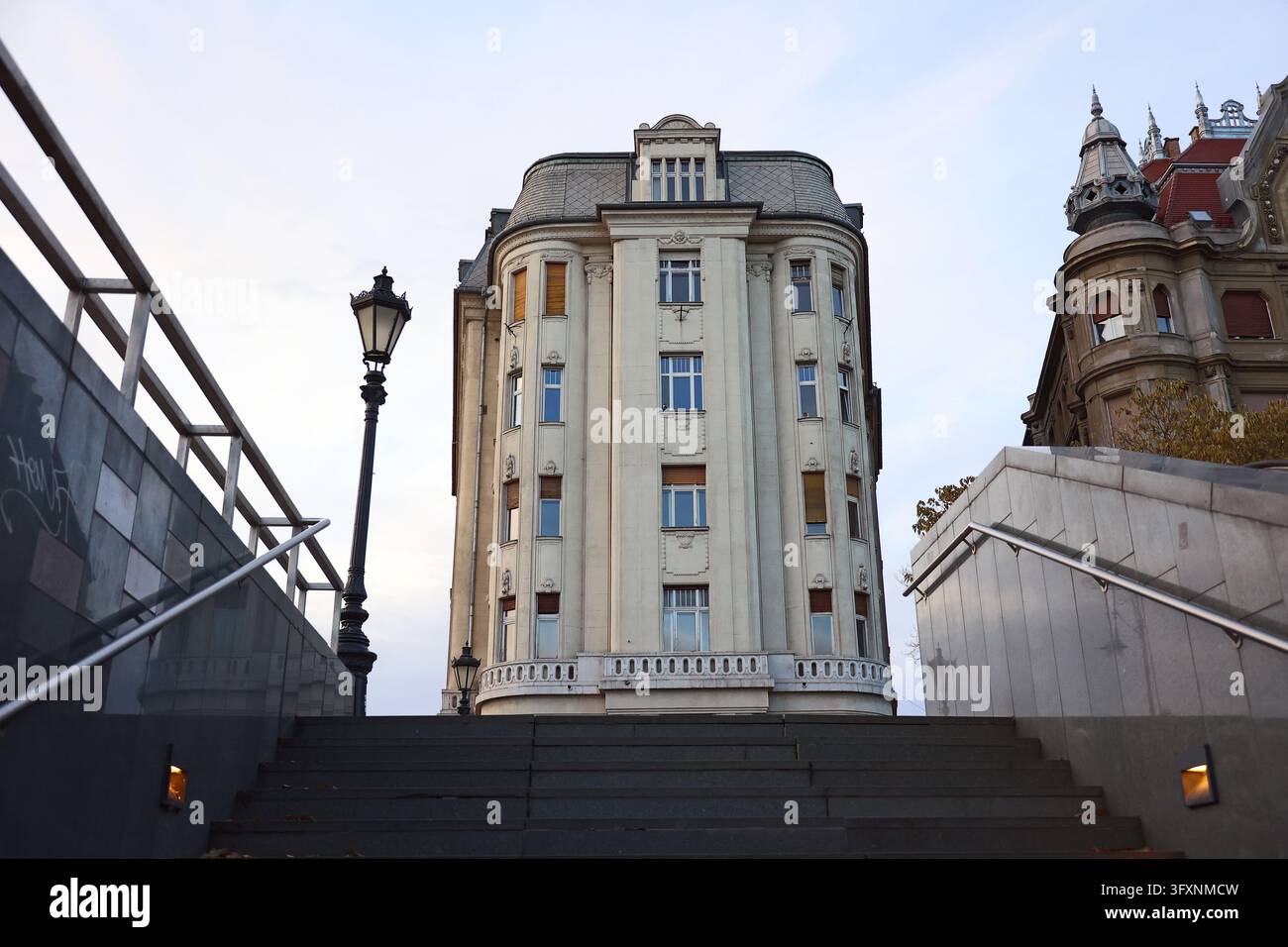 Vue architecturale d'un immeuble résidentiel historique depuis la station de métro M4 sur la place Fővám à Budapest, Hongrie Banque D'Images