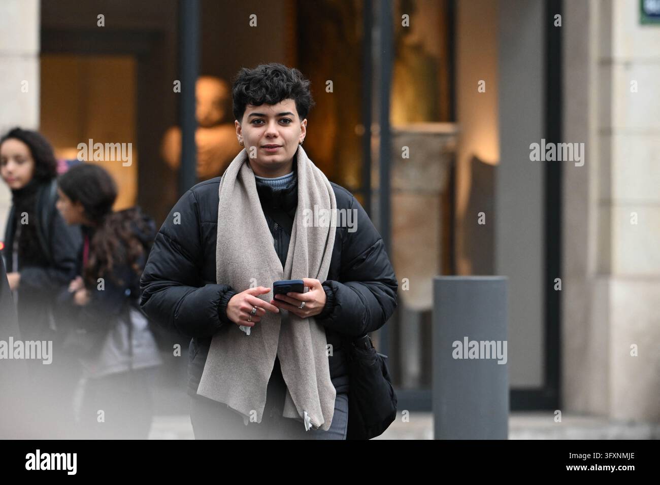 Paris, France. 23 octobre 2026. La porte-parole de l'Union Etudiante Sabrine Kharbach arrive au Palais de l'Élysée pour une réunion sur les demandes des élèves du secondaire, au milieu des troubles sociaux, à Paris, France, le 23 octobre 2026. Photo de Florian Poitout/ABACAPRESS.COM Crédit : Abaca Press/Alamy Live News Banque D'Images