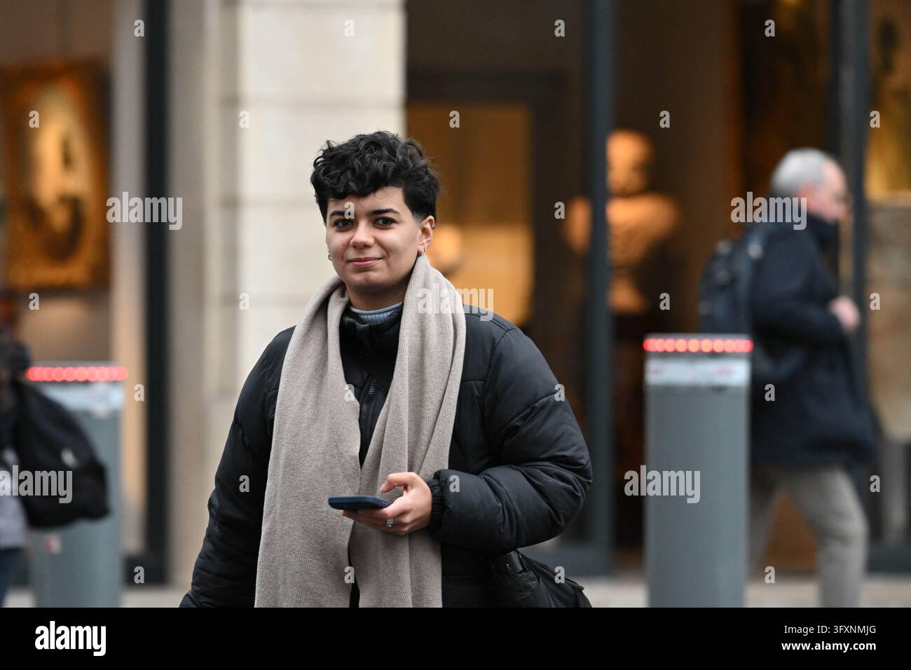 Paris, France. 23 oct., 2026. La porte-parole de l’Union étudiante Sabrine Kharbach arrive au Palais de l’Élysée pour une réunion sur les revendications des élèves du secondaire, au milieu des troubles sociaux, à Paris, France, le 23 octobre 2026. Photo de Florian Poitout/ABACAPRESS.COM Crédit : Abaca Press/Alamy Live News Banque D'Images
