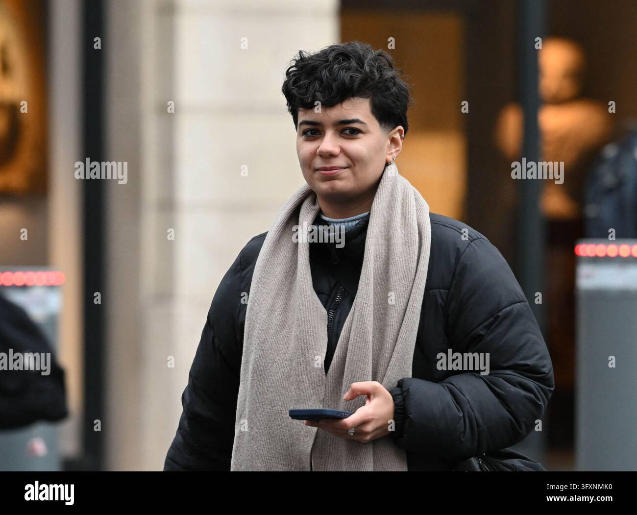 Paris, France. 23 oct., 2026. La porte-parole de l'union étudiante Union Étudiante Sabrine Kharbach arrive au Palais de l'Élysée pour une réunion sur les demandes des élèves du secondaire, au milieu des troubles sociaux, à Paris, France, le 23 octobre 2026. Photo de Florian Poitout/ABACAPRESS.COM Crédit : Abaca Press/Alamy Live News Banque D'Images