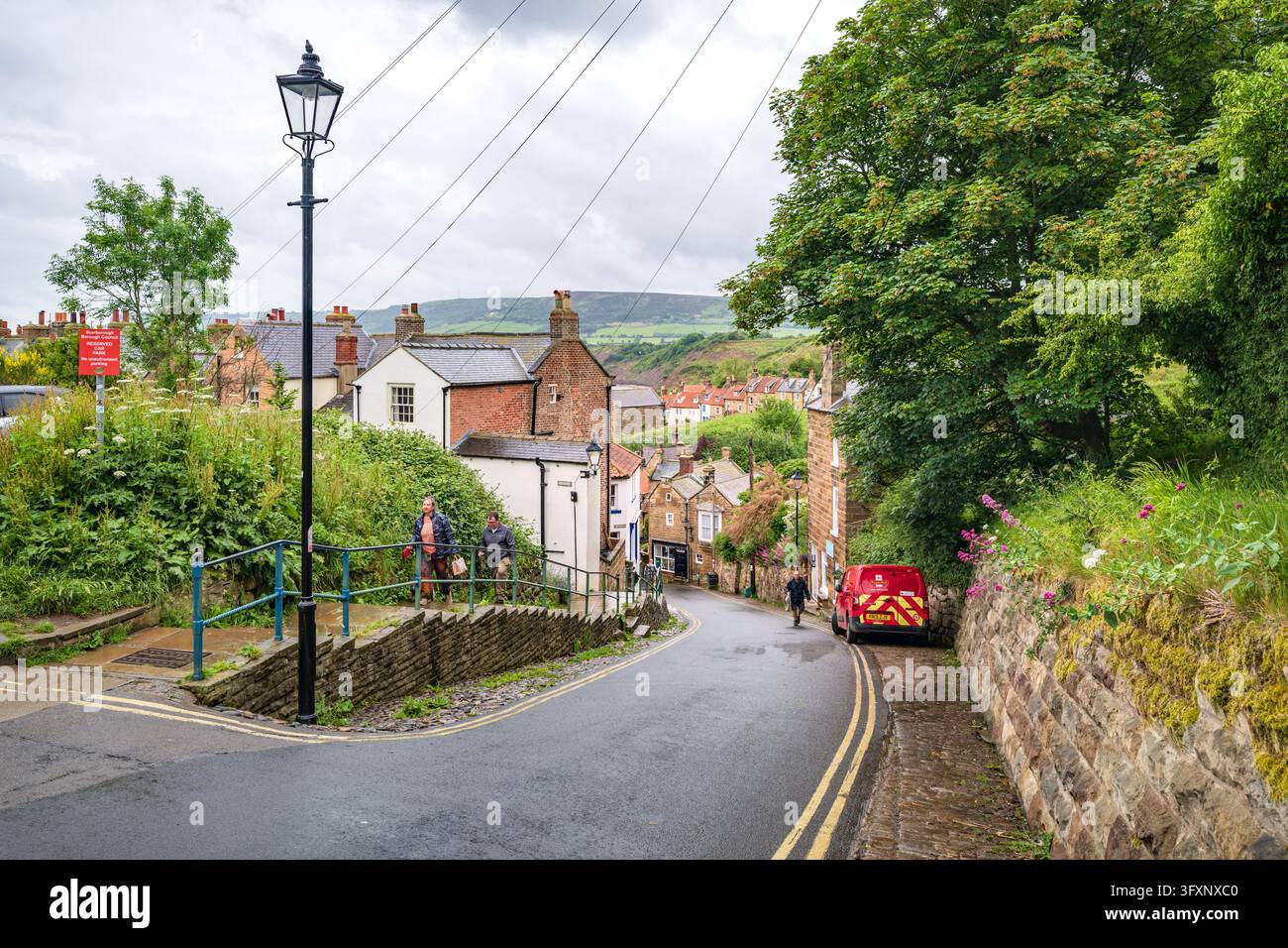 New Road, descendant dans le village de pêche pittoresque de Robin Hood's Bay sur la Heritage Coast, dans le North Yorkshire, en Angleterre, Royaume-Uni. Banque D'Images