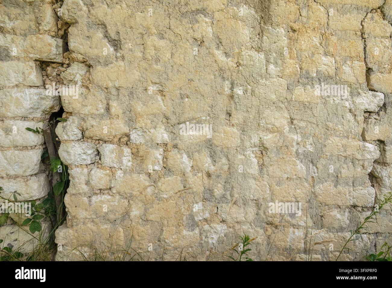 Un vieux mur fissuré construit avec des briques en terre cuite traditionnelles, dans une ferme de la Cordillère orientale des Andes, au centre de la Colombie Banque D'Images