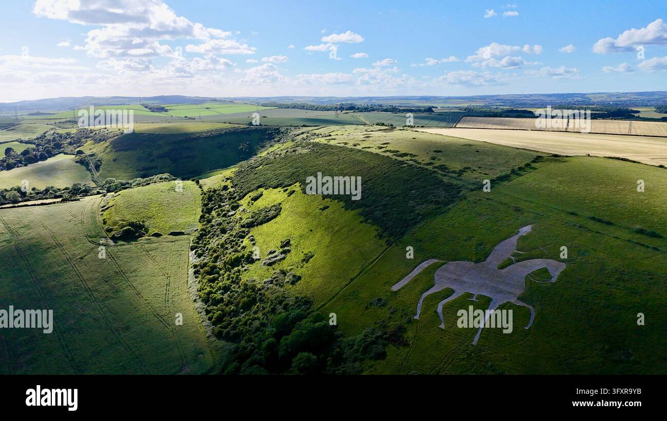 Vue aérienne par drone du cheval blanc d'Osmington sur une colline de craie escarpée au milieu des paysages ondulés du Dorset près de Weymouth, en Angleterre Banque D'Images