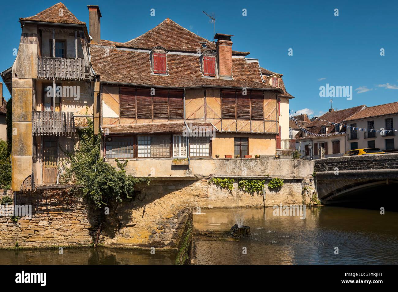Où le bois, la pierre et la terre cuite rencontrent le flux tranquille d'une rivière ancienne (Salies-de-Béarn, France : 28-aou-2026) Banque D'Images