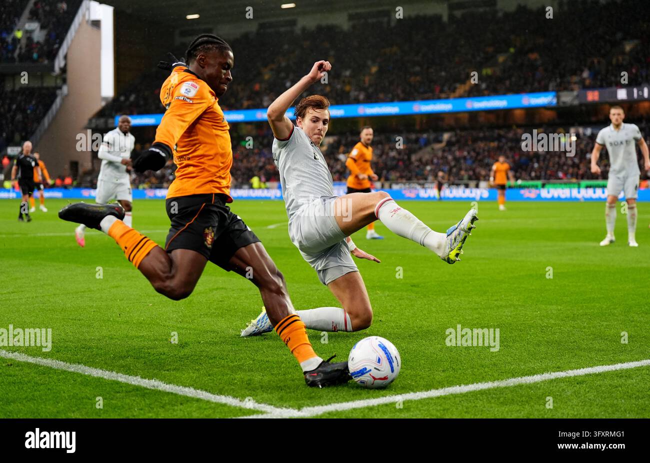 Jean-Ricner Bellegarde des Wolverhampton Wanderers (à gauche) tente de faire passer le ballon devant Hector Kyprianou de Watford lors du match de Sky Bet Championship au Molineux Stadium, Wolverhampton. Date de la photo : samedi 24 octobre 2026. Banque D'Images