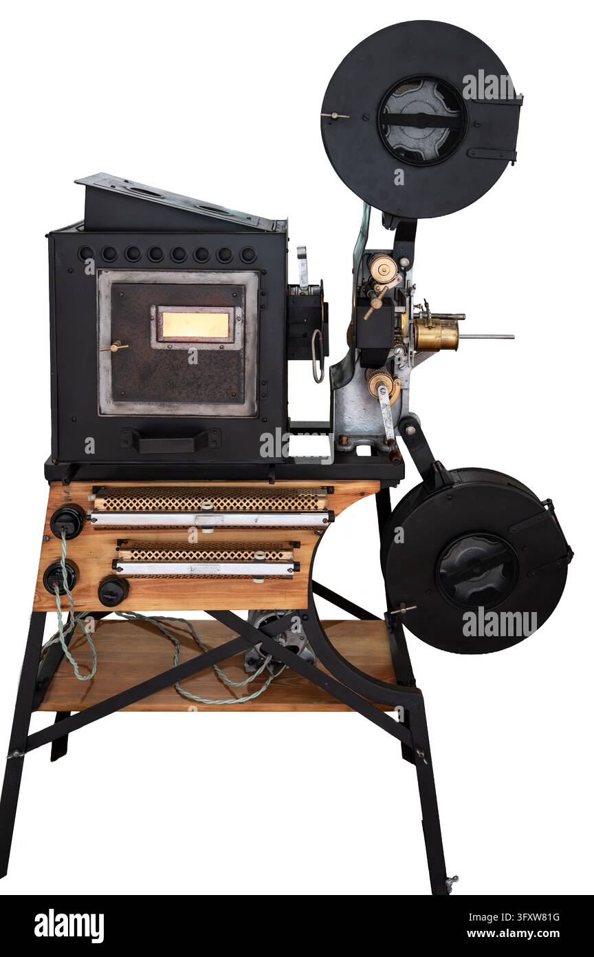 Projecteur de films muets ICA Lloyd 1912 avec lampe à arc au carbone et objectif Ernemann, collection du musée militaire Almeyda, isolé sur fond blanc. Banque D'Images