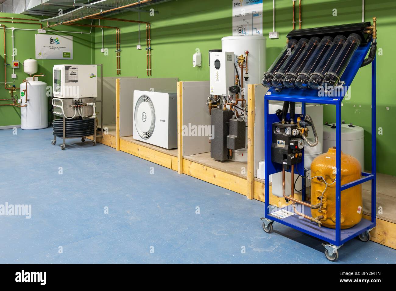 Équipement de chauffage à faible teneur en carbone montré lors d'une visite MSP axée sur le changement climatique au Telford College, Écosse, Royaume-Uni Banque D'Images