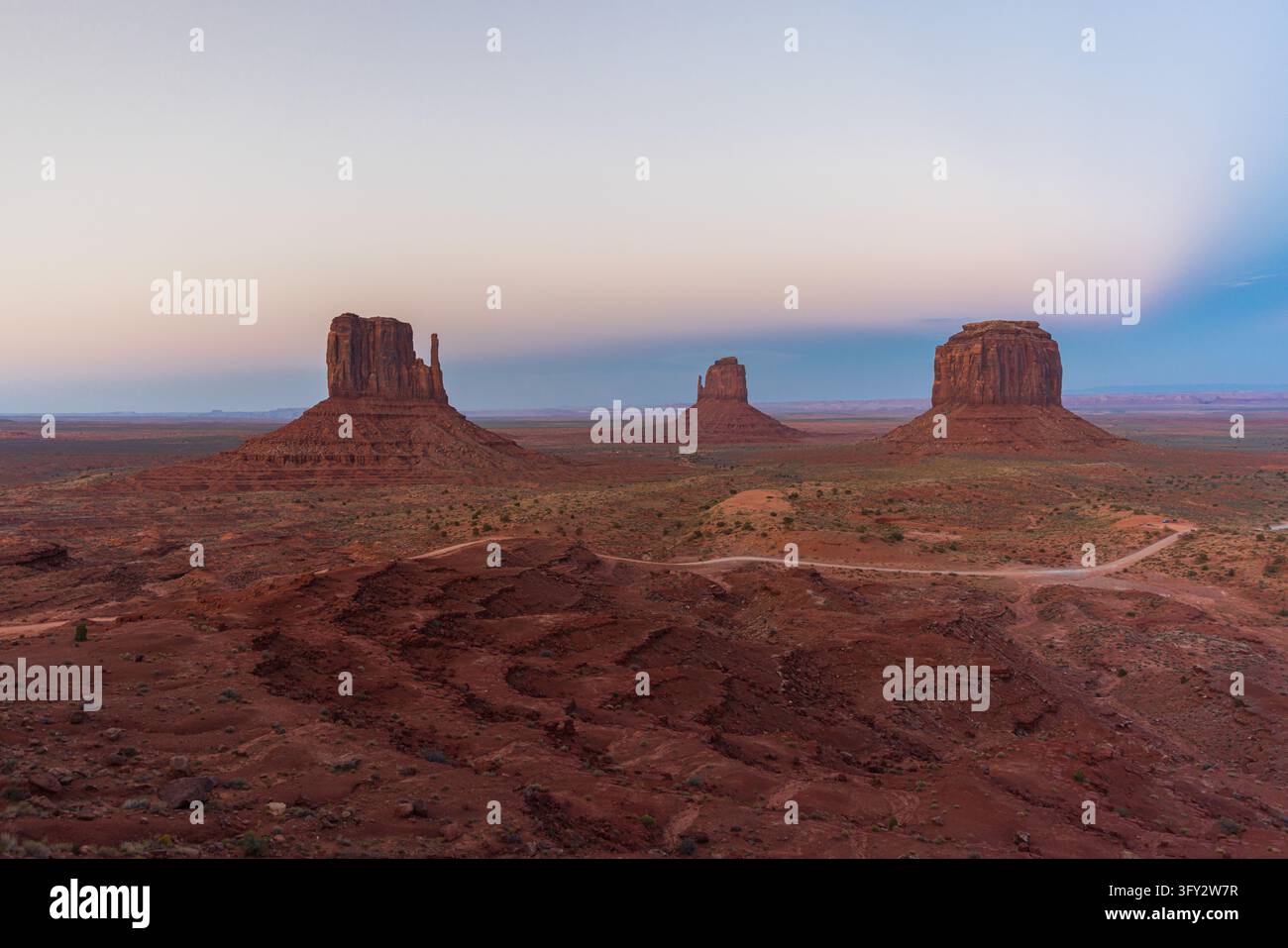 Buttes emblématiques de Monument Valley au coucher du soleil dans le paysage désertique de l'Arizona et de l'Utah Banque D'Images