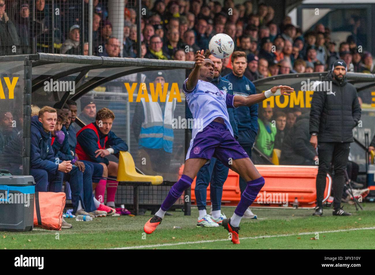 Emmanuel Osadebe de Sutton United | National League Harrogate Town contre Sutton United. Harrogate, North Yorkshire, Royaume-Uni. 24 oct. 2026 | Caughtlight/Alamy Banque D'Images