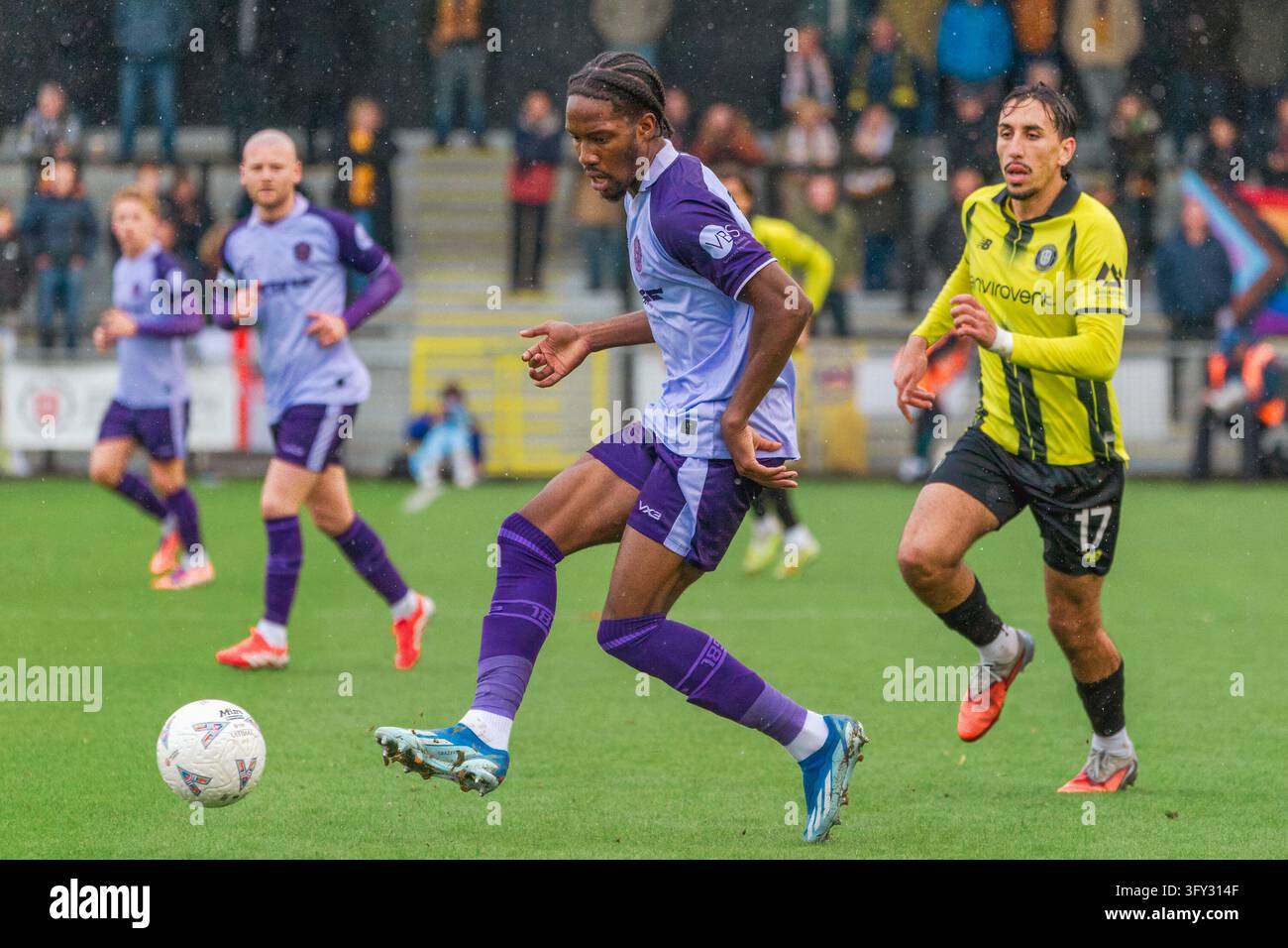 Bobby Amartey de Sutton United, | National League Harrogate Town contre Sutton United. Harrogate, North Yorkshire, Royaume-Uni. 24 oct. 2026 | Caughtlight/Alamy Banque D'Images