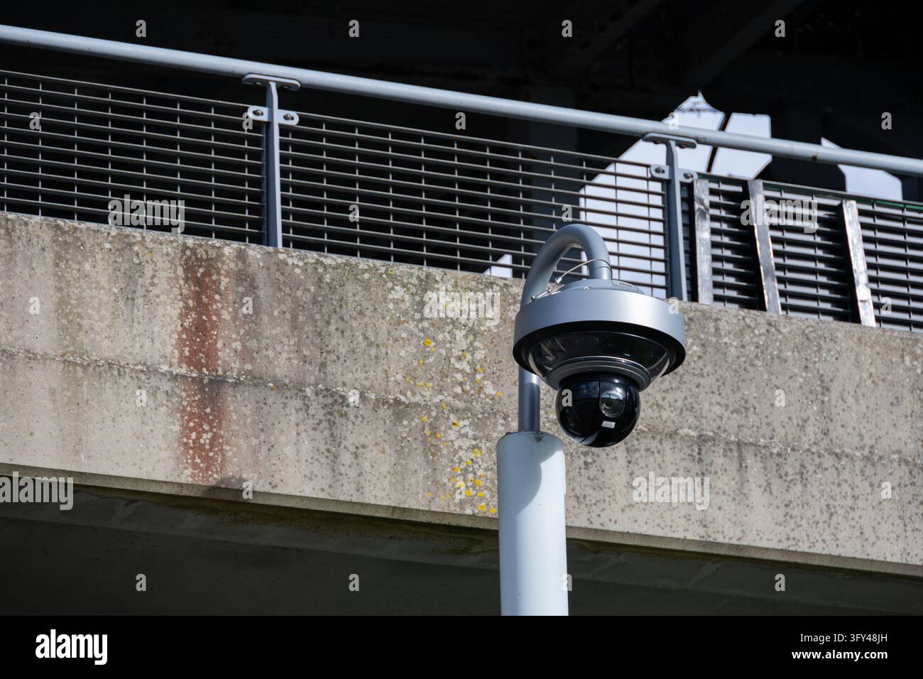 Caméra de surveillance urbaine montée sur un poteau pour la surveillance de la sécurité publique Banque D'Images