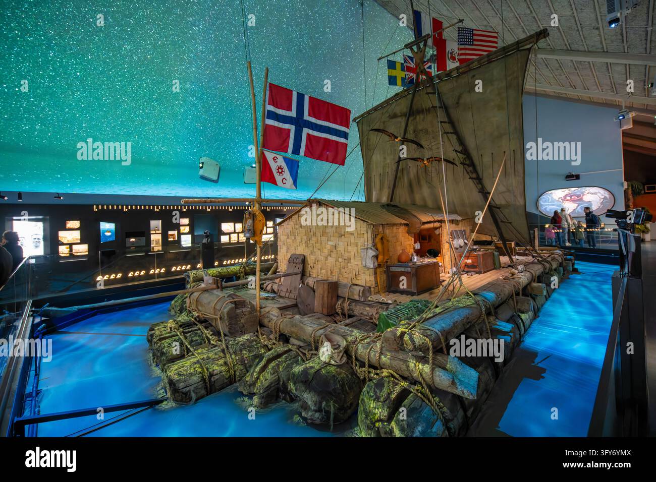 Le radeau Kon-Tiki exposé à l'intérieur du musée Kon-Tiki à Oslo, en Norvège, avec son abri en roseaux, sa mâture, ses drapeaux et ses présentations d'exposition. Banque D'Images