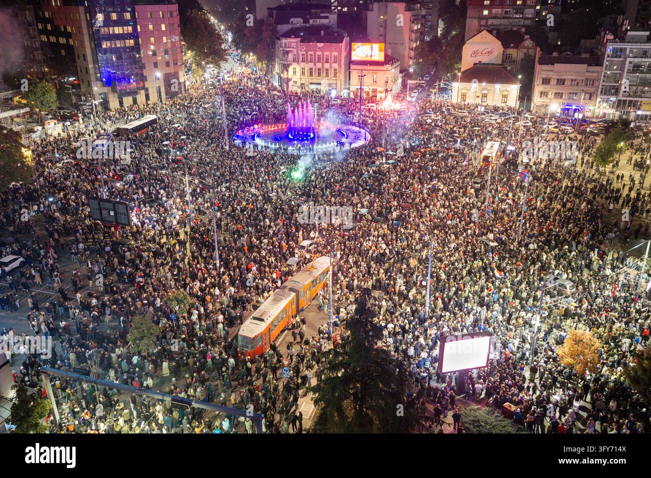Belgrade, Serbie - 26 octobre 2026 : Vue aérienne de foules célébrant la victoire annoncée de la liste électorale étudiante aux élections parlementaires à Banque D'Images