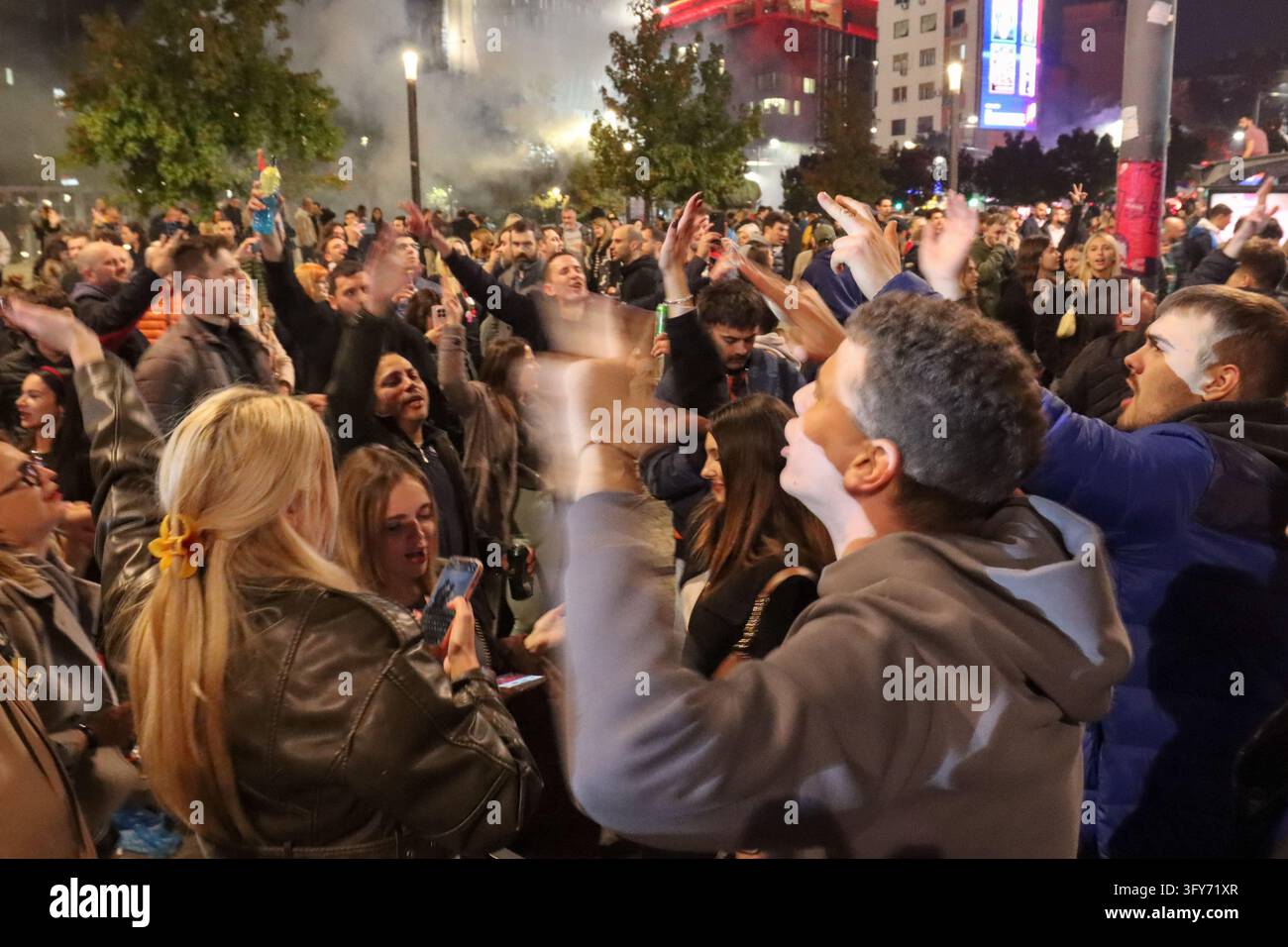 Belgrade, Serbie - 26 octobre 2026 : Vue sur les foules célébrant la victoire annoncée de la liste électorale étudiante aux élections parlementaires à Slavija Banque D'Images