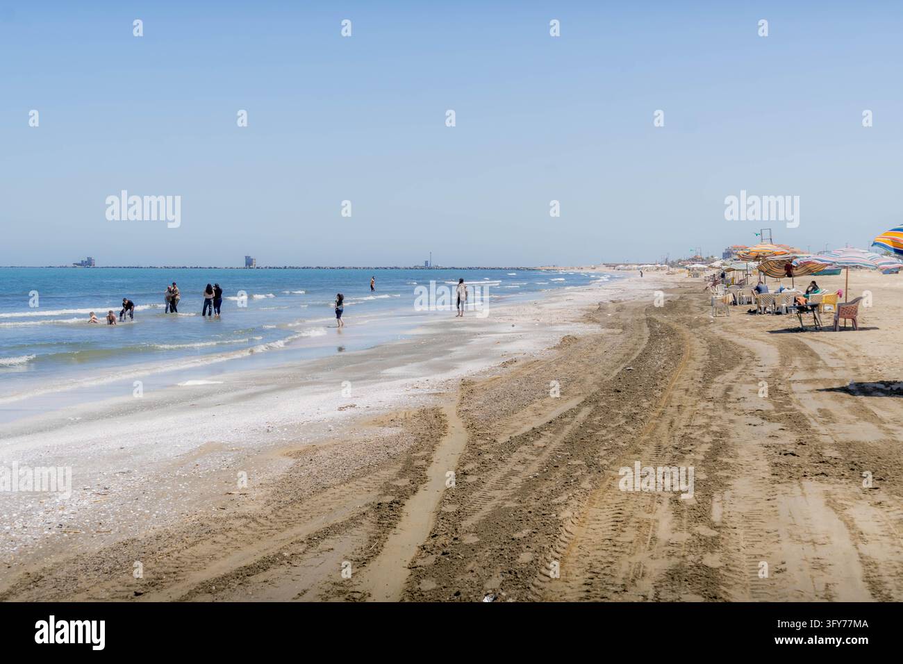 Côte méditerranéenne sablonneuse bordée de parasols dans la ville portuaire de Port-Saïd, en Égypte. Banque D'Images