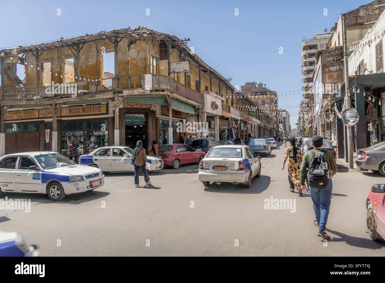 Rues de la ville de Port-Saïd avec des bâtiments commerciaux par une journée ensoleillée en Égypte. Banque D'Images
