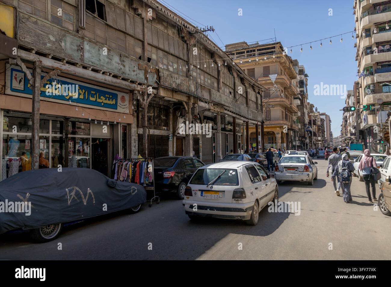 Rues de la ville de Port-Saïd avec des bâtiments commerciaux par une journée ensoleillée en Égypte. Banque D'Images