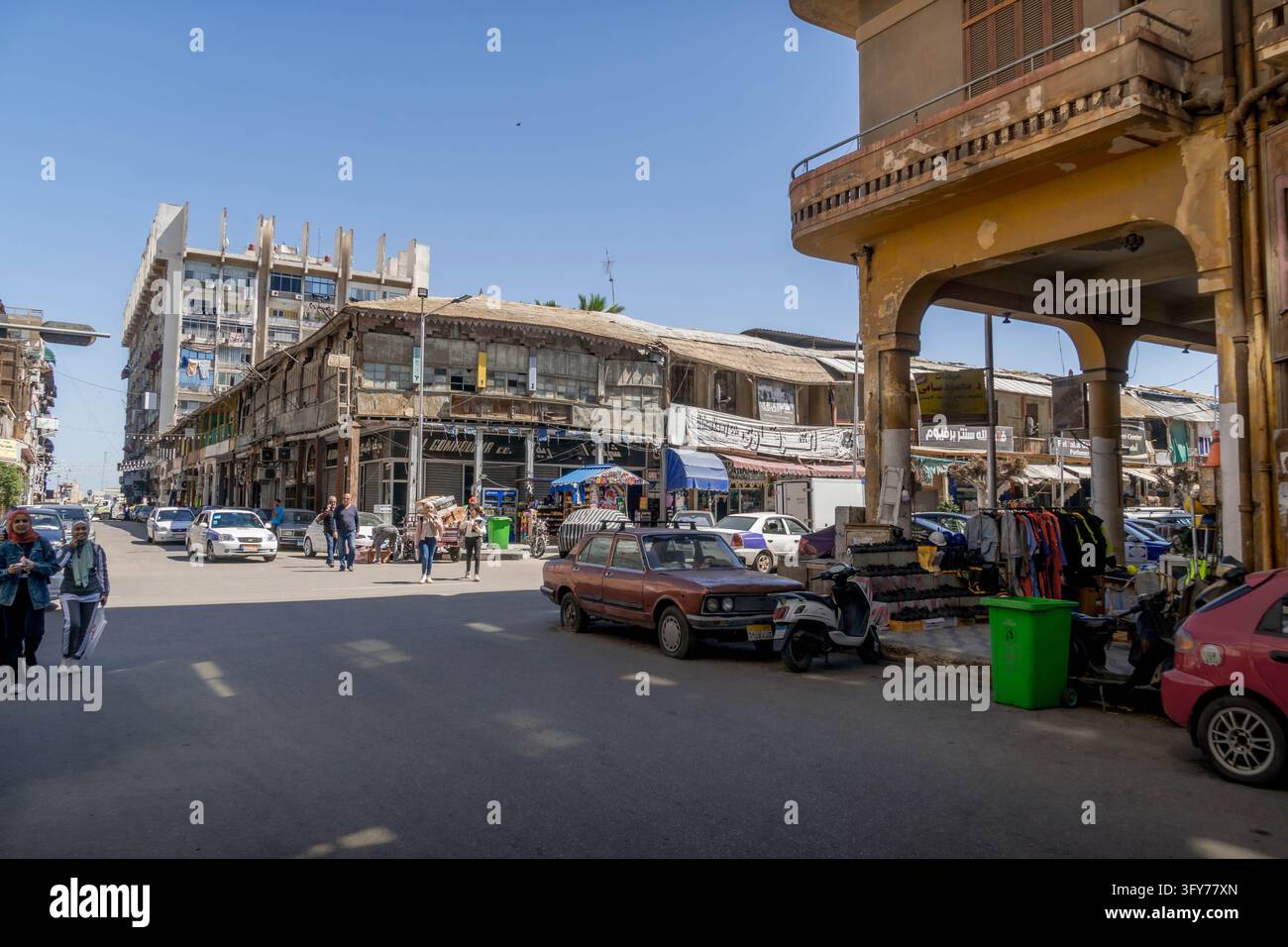 Rues de la ville de Port-Saïd avec des bâtiments commerciaux par une journée ensoleillée en Égypte. Banque D'Images