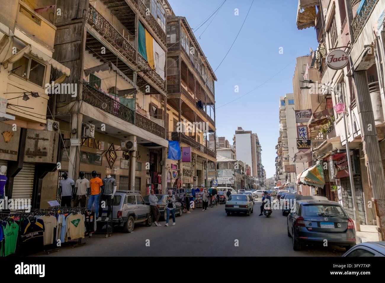 Rues de la ville de Port-Saïd avec des bâtiments commerciaux par une journée ensoleillée en Égypte. Banque D'Images