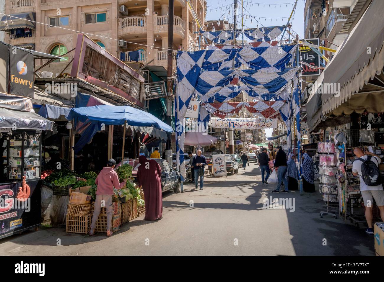 Rues de la ville de Port-Saïd avec des bâtiments commerciaux par une journée ensoleillée en Égypte. Banque D'Images