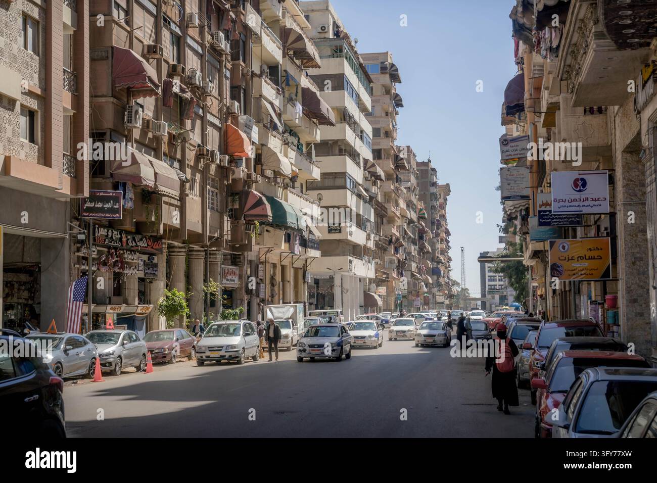 Rues de la ville de Port-Saïd avec des bâtiments commerciaux par une journée ensoleillée en Égypte. Banque D'Images