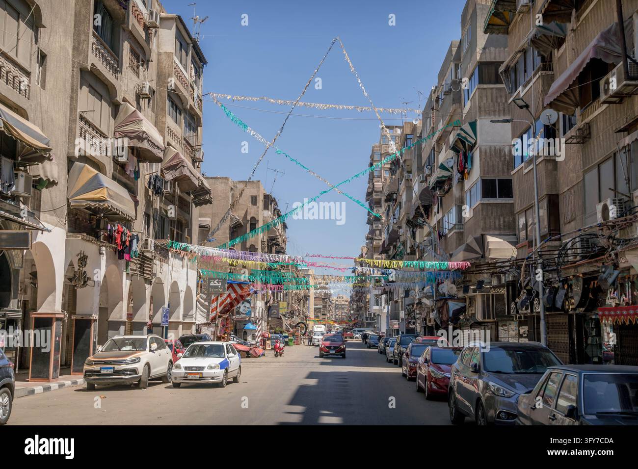Des blocs résidentiels densément peuplés avec des voitures garées reflètent la vie quotidienne de la communauté et les normes de vie urbaines à Port-Saïd, en Égypte. Banque D'Images