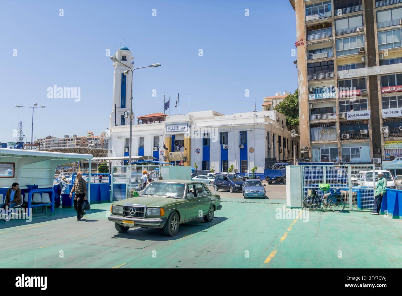 Véhicules et passagers embarquent sur un bac automobile reliant Port-Saïd et Port-Fuad à travers le couloir de transit du canal de Suez en Égypte. Banque D'Images