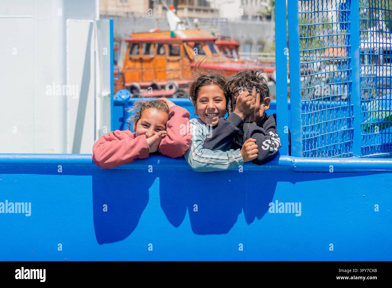 Des enfants égyptiens heureux et joyeux sourient à bord d'une traversière du canal de Suez à Port-Saïd, en Égypte. Banque D'Images
