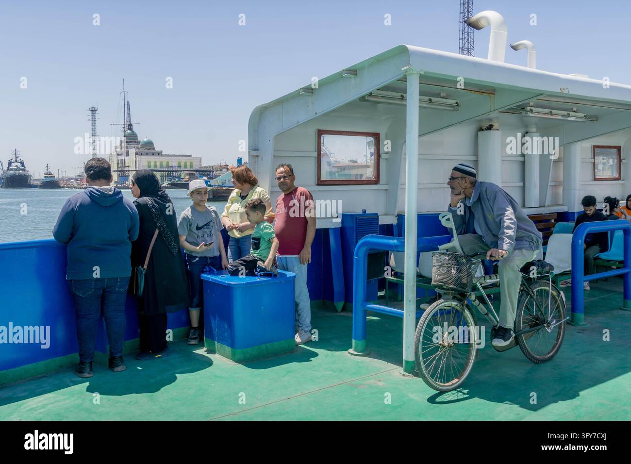 Ferry du canal de Suez avec des voitures, des navetteurs, des familles à bord d'un moyen de transport public entre Port-Saïd et Port-Fouad en Égypte. Banque D'Images