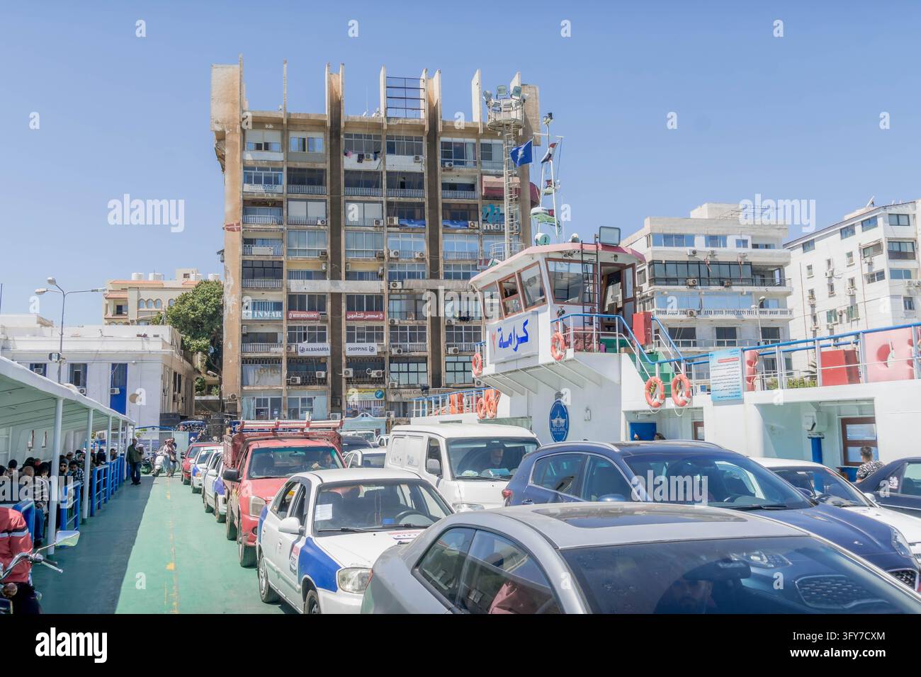Ferry du canal de Suez avec des voitures, des navetteurs, des familles à bord d'un moyen de transport public entre Port-Saïd et Port-Fouad en Égypte. Banque D'Images