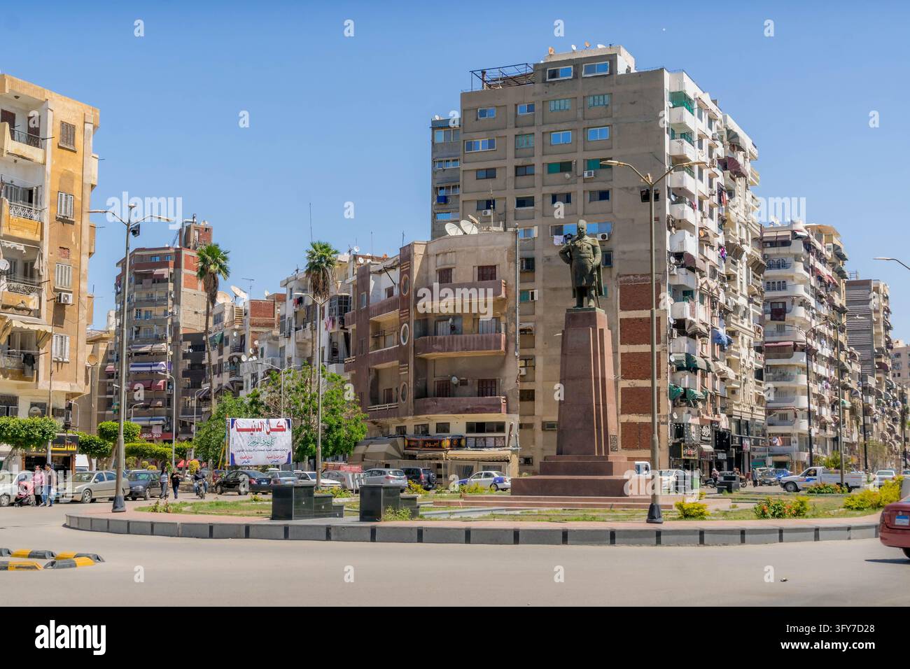 Statue en bronze du roi Fouad I se dresse sur une place centrale encadrée d'appartements résidentiels dans une rue de la ville de Port Fouad, en Égypte. Banque D'Images
