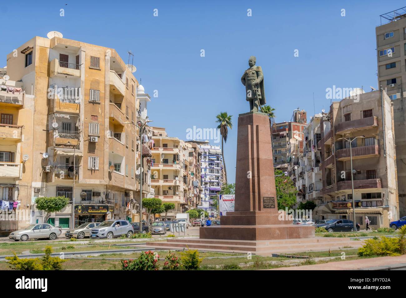 Statue en bronze du roi Fouad I se dresse sur une place centrale encadrée d'appartements résidentiels dans une rue de la ville de Port Fouad, en Égypte. Banque D'Images