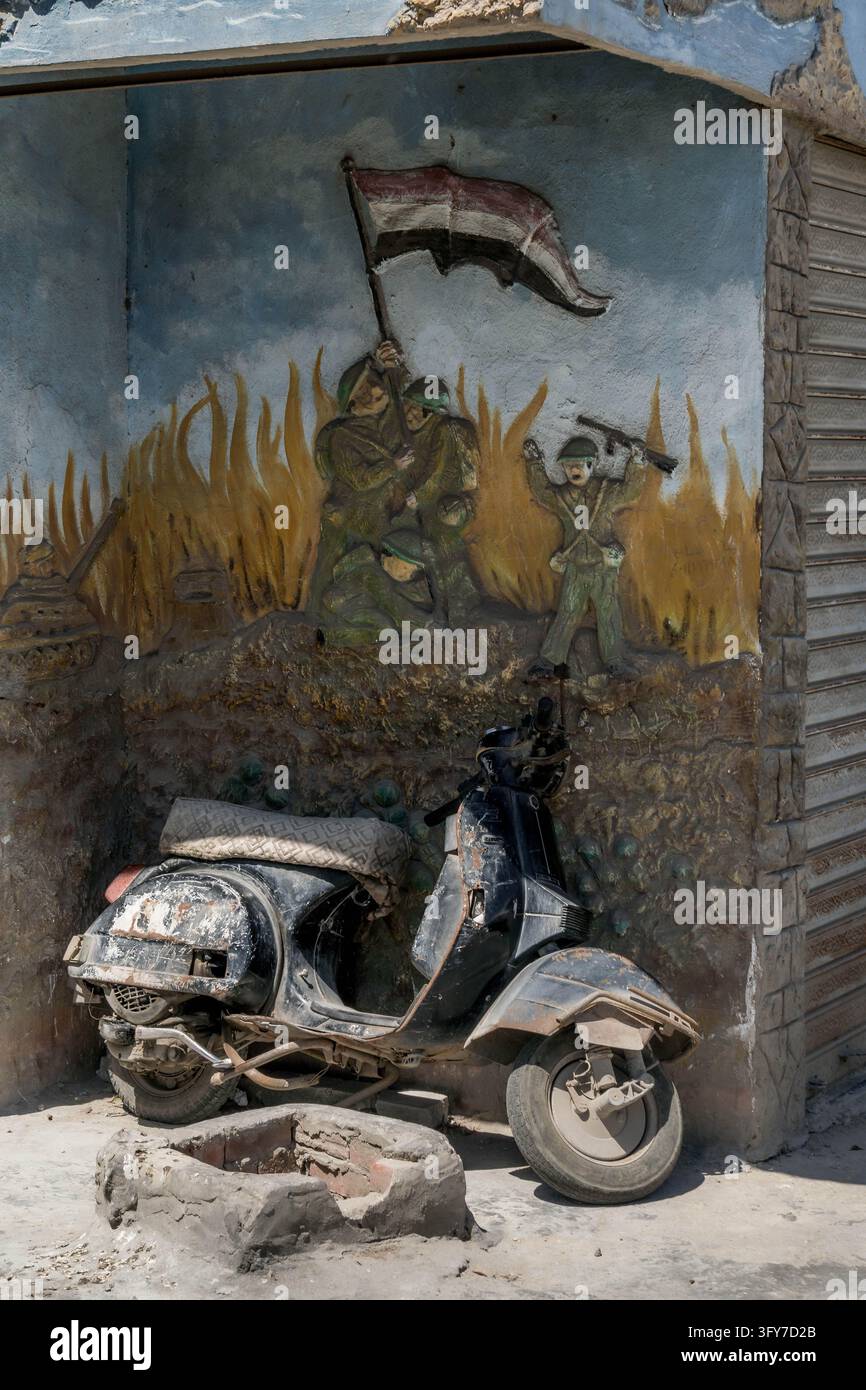 Mural de guerre représentant la guerre d'octobre (guerre de Yom Kippour ou du Ramadan) de soldats égyptiens hissant le drapeau national à Port Fouad, en Égypte. Banque D'Images