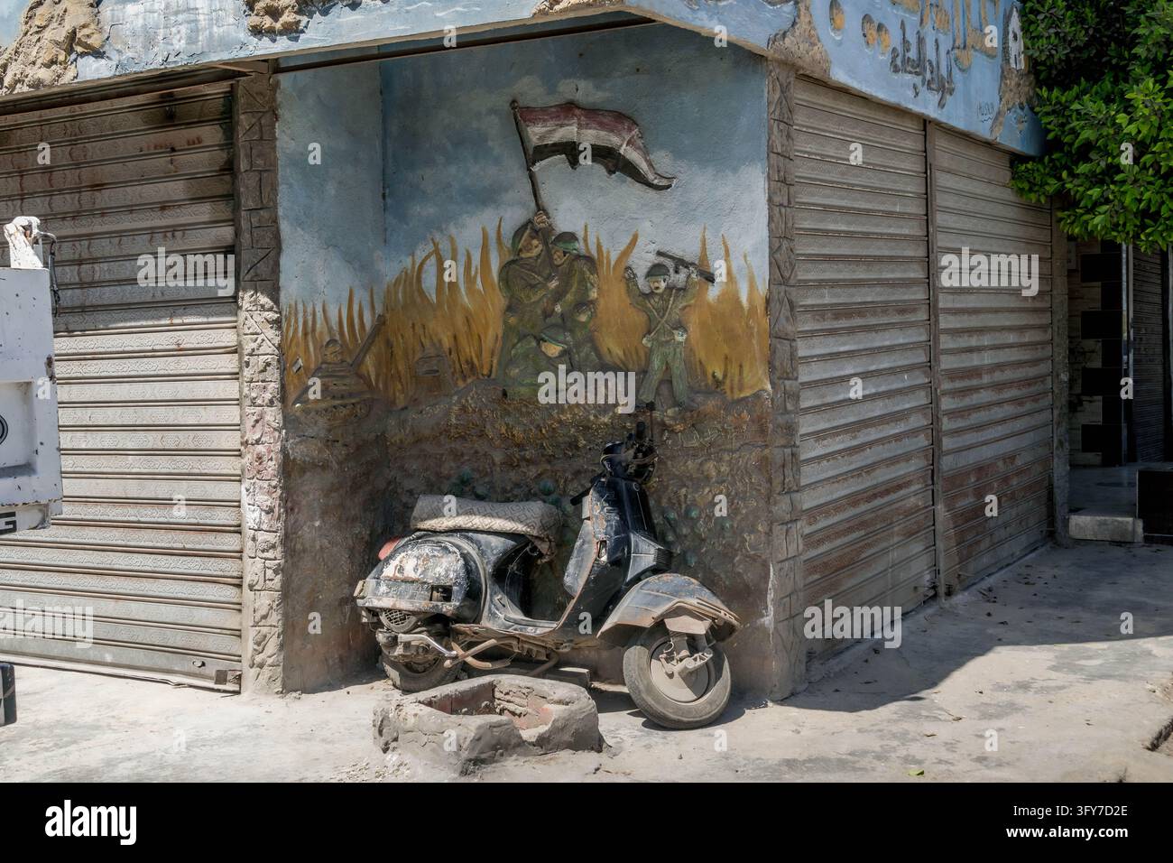 Mural de guerre représentant la guerre d'octobre (guerre de Yom Kippour ou du Ramadan) de soldats égyptiens hissant le drapeau national à Port Fouad, en Égypte. Banque D'Images