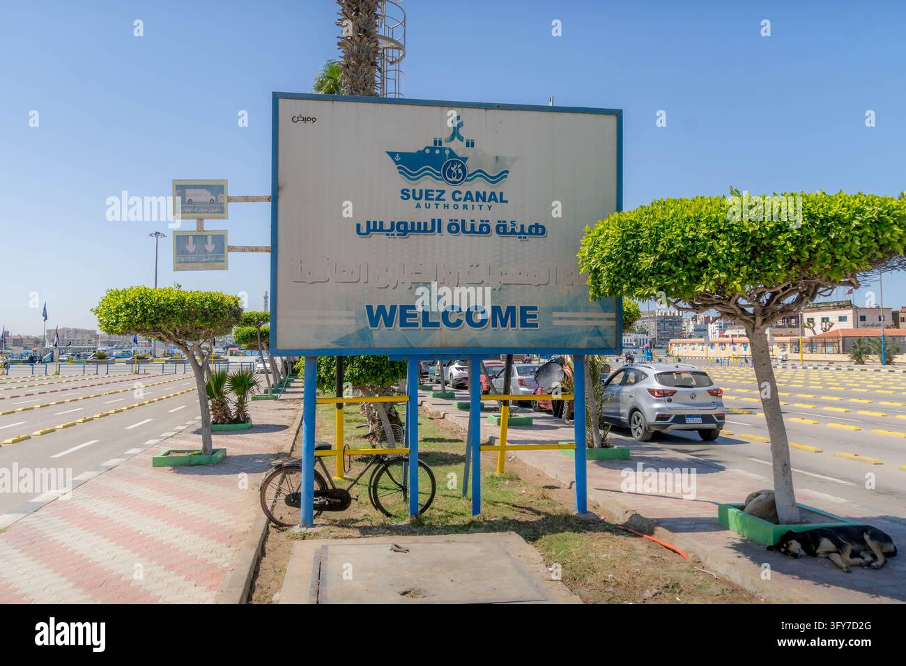 Panneau de bienvenue de l'Autorité du Canal de Suez à un terminal d'embarquement des véhicules, mettant en avant la logistique commerciale clé à Port-Saïd, en Égypte. Banque D'Images