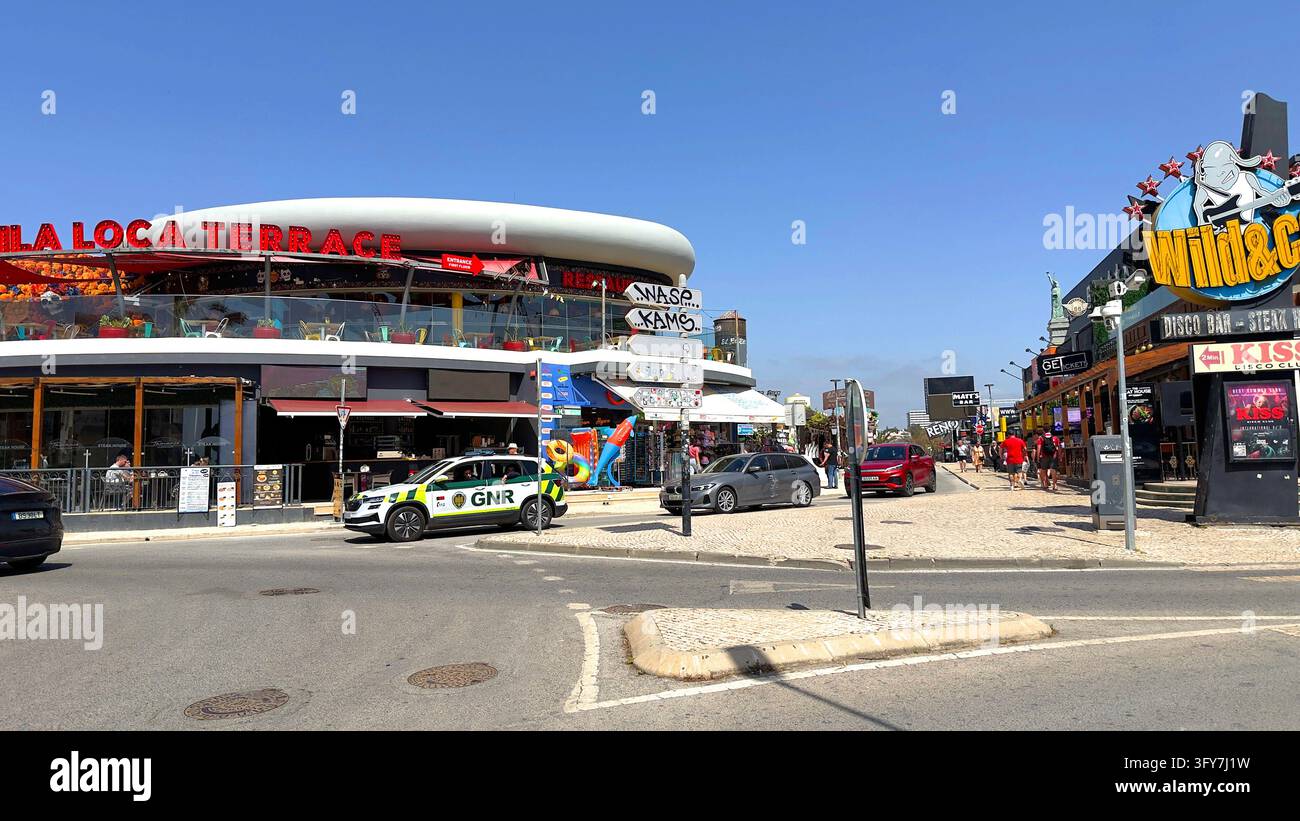 Véhicule de police GNR blanc sur le strip à Albufeira Algarve Portugal près des bars et restaurants Banque D'Images