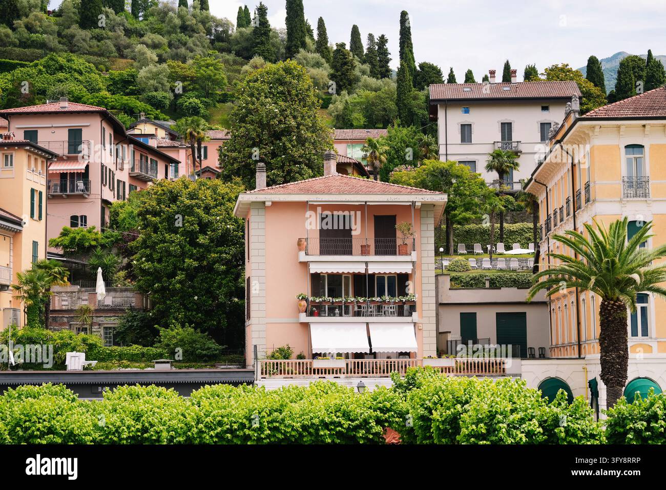 Bellagio, Italie - 1er juin 2026 : Villas pastel sur les rives du lac de Côme Banque D'Images