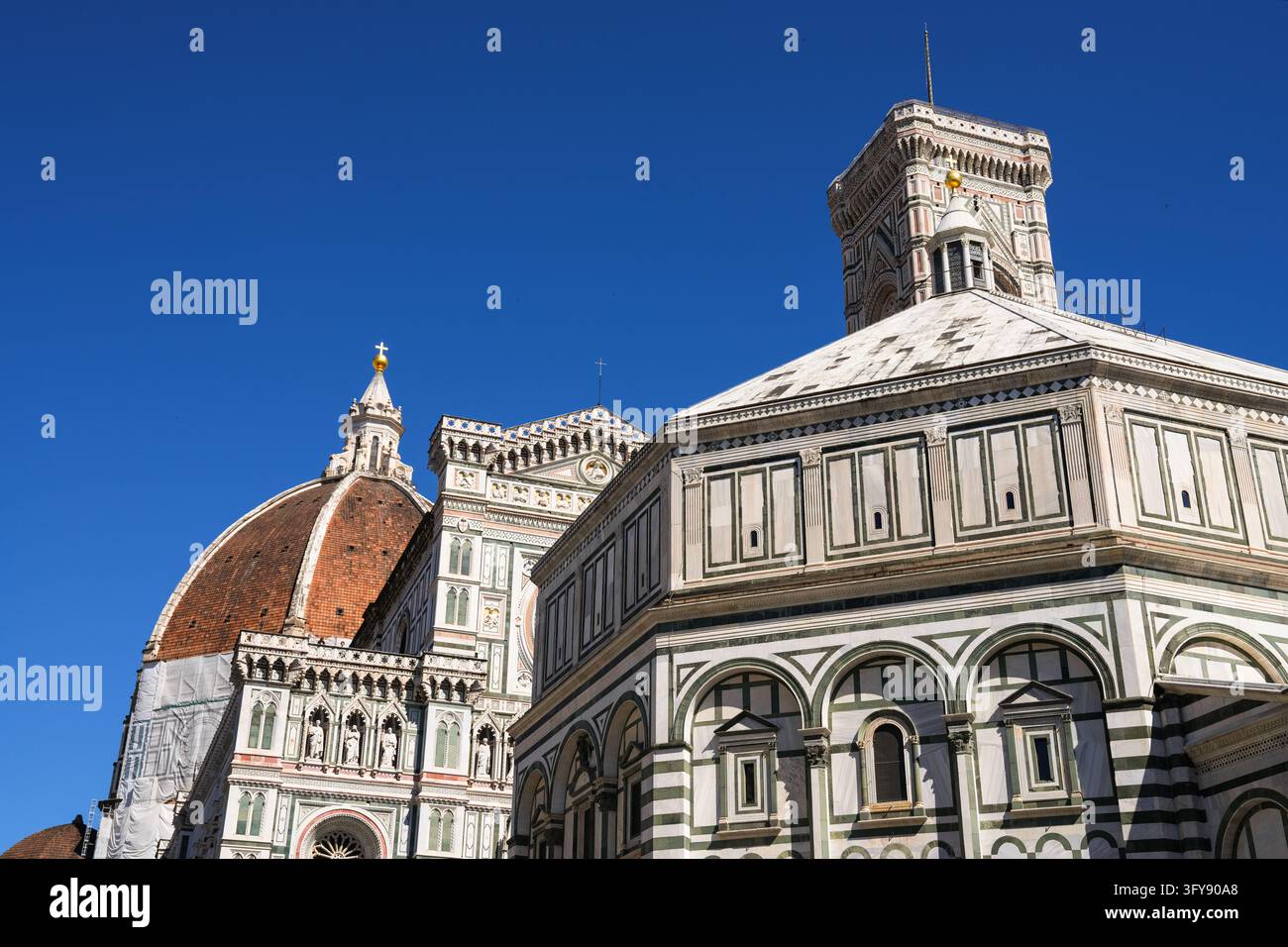 Florence, Italie - 16 mai 2025 : Baptême octogonal de San Giovanni avec le dôme de Brunelleschi et le clocher de Giotto Banque D'Images