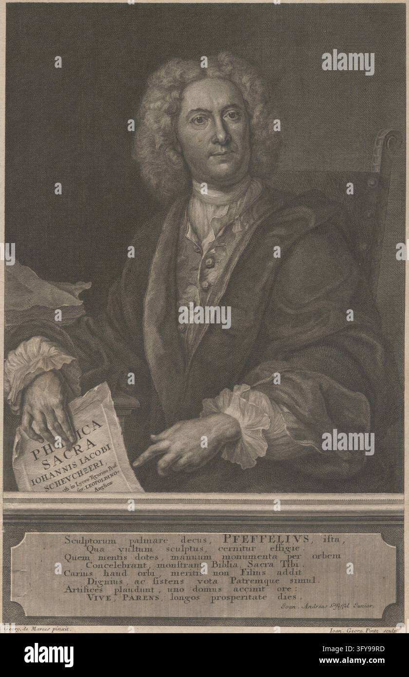 (....) PFEFFELIUS (...), Johann Andreas Pfeffel l'Ancien, graveur à l'eau-forte, marchand d'art et éditeur à Augsbourg, précédemment graveur à l'eau-forte de la cour impériale à Vienne, Johann Georg Pintz (1697–1767), graveur à l'eau-forte, d'après : George des Marées (ou Desmarées) (1697–1776), gravures graphiques, gravure à l'eau-forte, avant 1748, papier, hauteur 31,9 cm, largeur 20,8 cm, Georg de Marees pinxit., Ioan. Georg. Pintz sculp., Beaux-Arts, Commerce, portrait, homme, Un homme assis portant des vêtements historiques tient une feuille de papier étiquetée 'PHYSICA SACRA' tout en posant à une table dans un cadre semblable à un studio. Banque D'Images