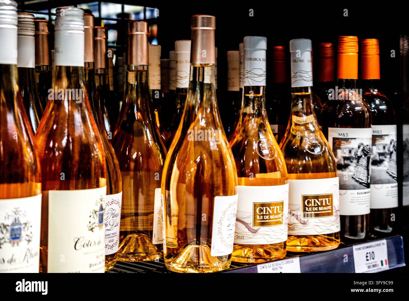 Londres, Royaume-Uni, 26 octobre 2026, bouteilles de vin rosé corse Cintu Ile De Beaute sur une étagère de Marks And Spencer Banque D'Images