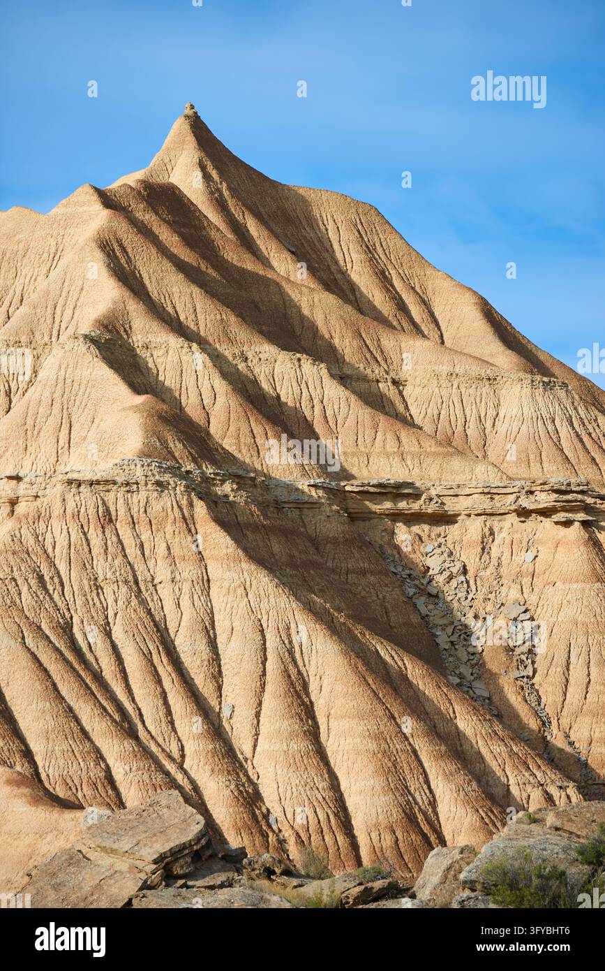 Close-up des formations rocheuses dans une zone désertique aride. Exploration de la nature érodée. Couches géologiques de roche. Terrain de Badlands et paysage surréaliste. Banque D'Images