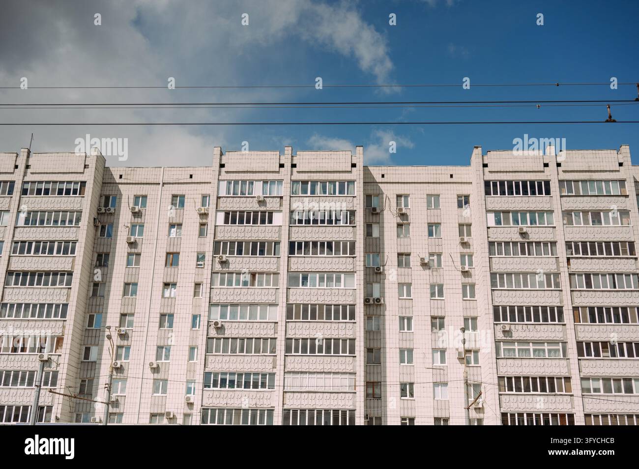 Immeuble d'appartements de l'ère soviétique avec des fenêtres répétitives et une façade carrelée Banque D'Images