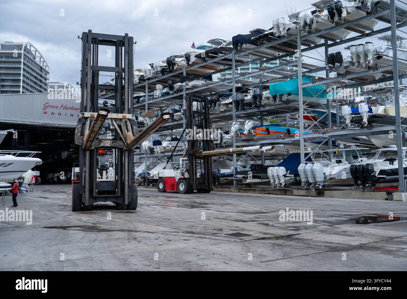 Miami, Floride, États-Unis - 17 OCTOBRE 2026 : Chariots élévateurs et quais de bateaux à empilement sec dans la cour d’entreposage de la marina de Grove Harbour à Coconut Grove. Banque D'Images