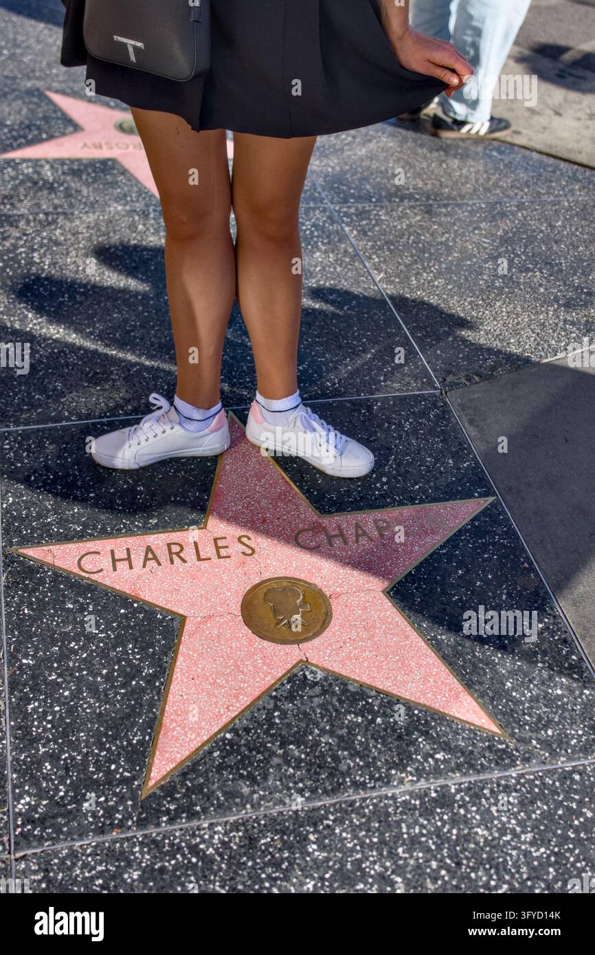 Holywood États-Unis 23 octobre 2026 Un visiteur en baskets blanches se tient au-dessus du set de l’étoile de cinéma de Charles Chaplin intégré dans le célèbre trottoir Banque D'Images