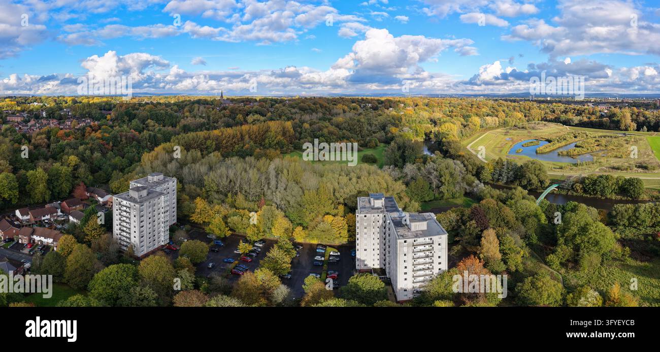 Panorama aérien des tours résidentielles à côté des bois de Kersal Dale à Salford, avec la rivière Irwell, une passerelle piétonne et les zones humides de Kersal en automne. Banque D'Images