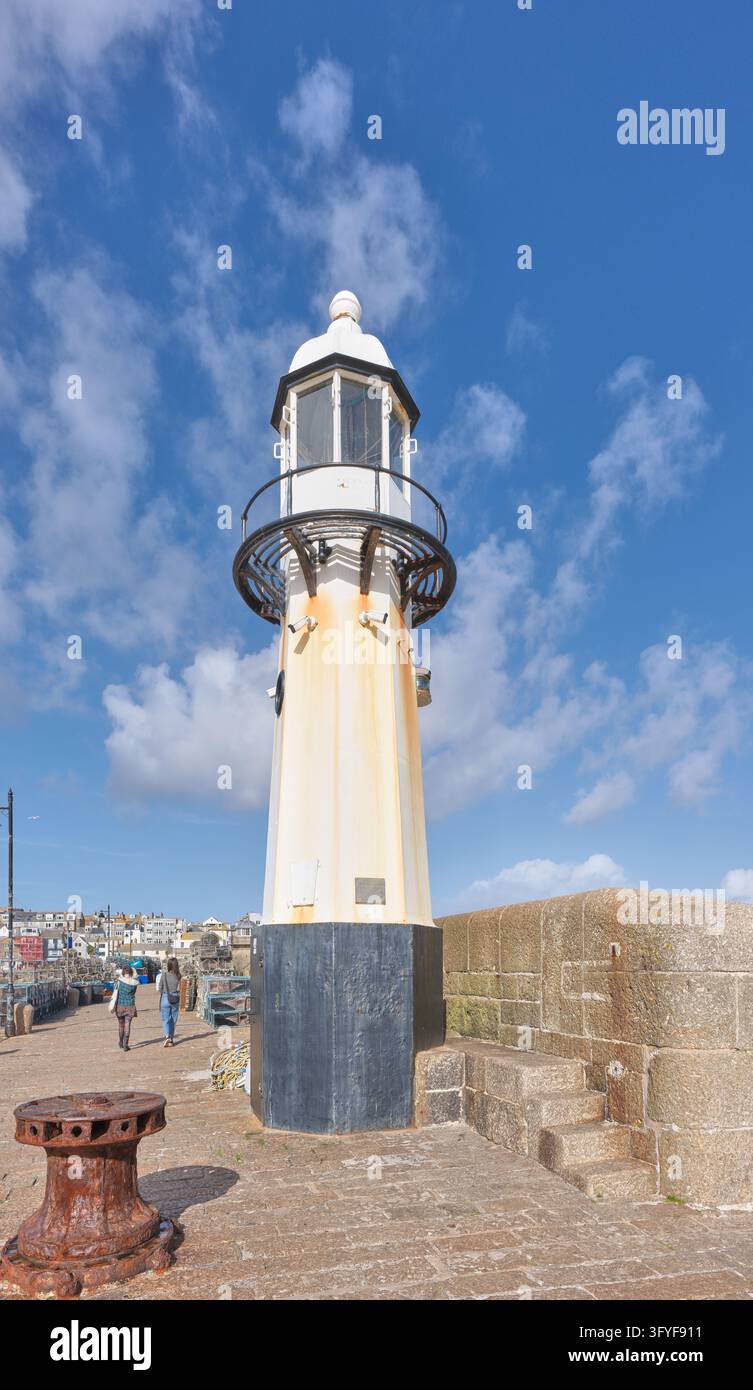 Phare sur le mur du port à St Ives, Cornouailles, Angleterre. Banque D'Images
