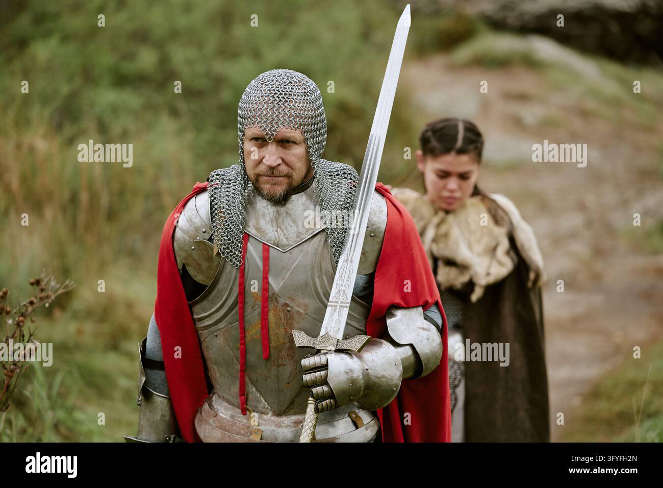 Portrait d'un chevalier médiéval d'âge moyen tenant une épée dans la nature Banque D'Images
