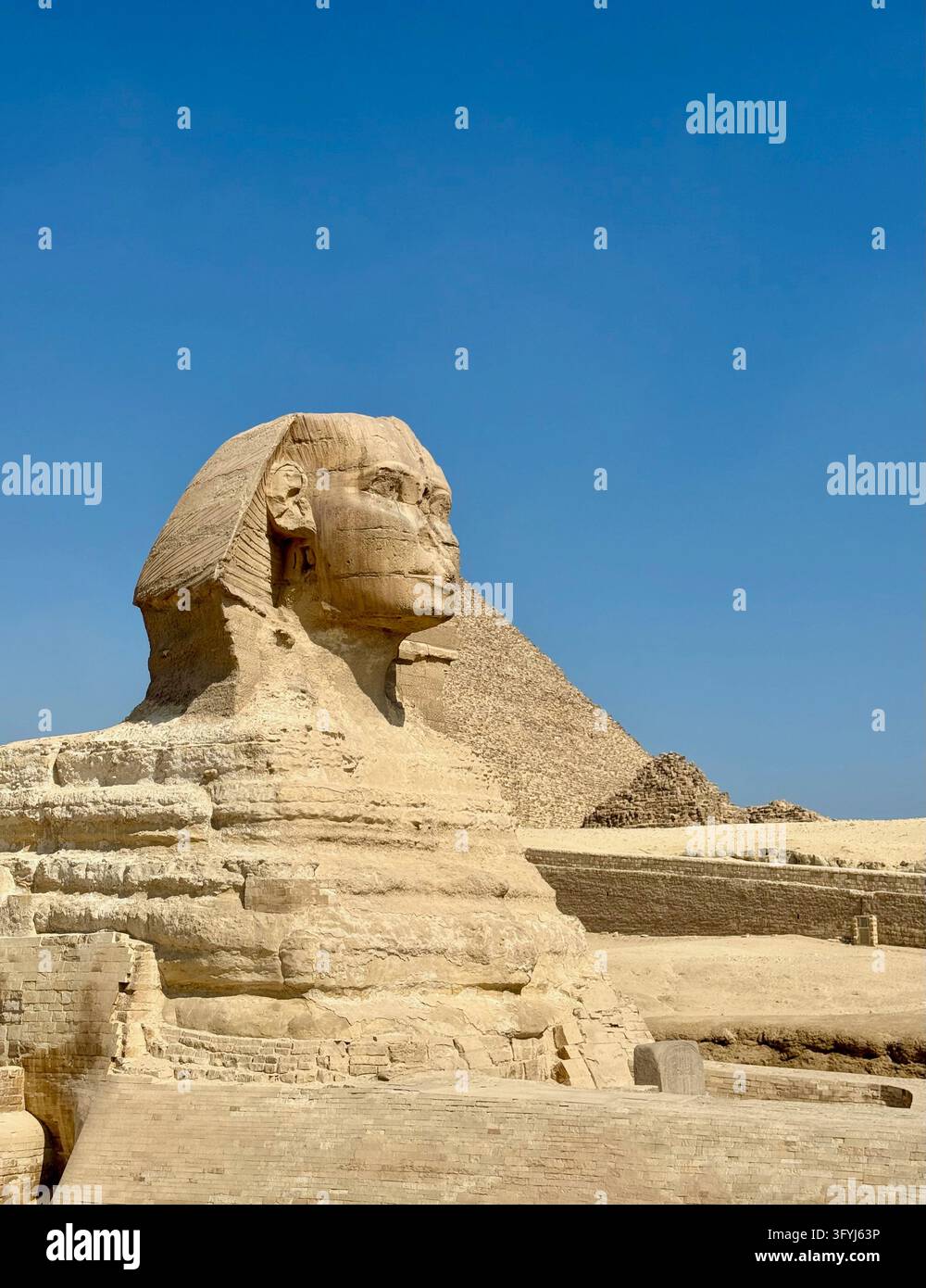 Grande Sphinx de Gizeh avec pyramide en arrière-plan, Égypte - Image de stock capturée avec un smartphone