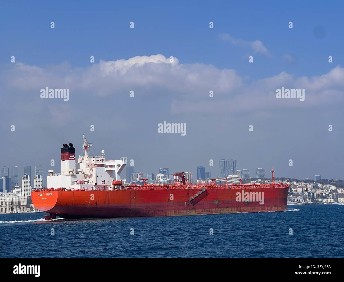 Pétrolier rouge naviguant dans le Bosphore, Istanbul - Image de stock capturée avec un smartphone