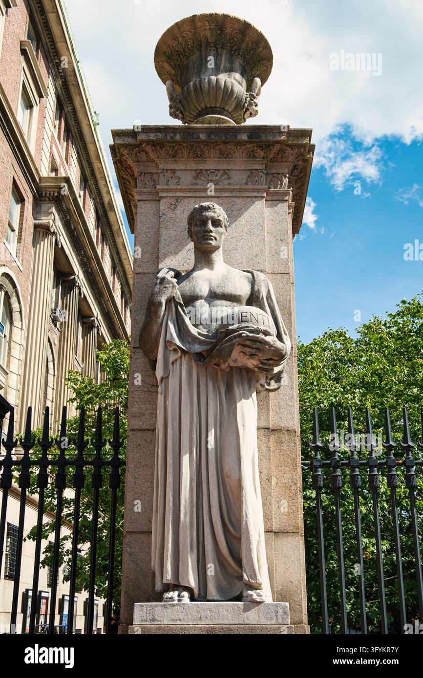 Statue de la Science sur le campus de l'Université Columbia à New York City, États-Unis, par une journée ensoleillée. Banque D'Images